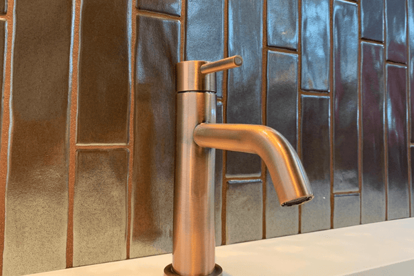 Metallic tegels schoonmaken: Zo doe je dat - Budget Tegels